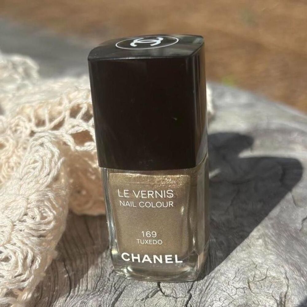 Chanel Le Vernis Gold Nail Polish in Tuxedo